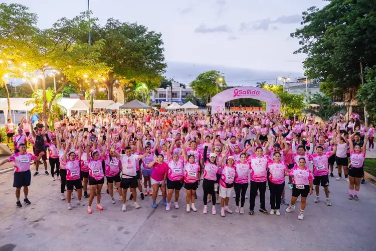 Participants in pink walk and run the Tulum Carrera Rosa for breast cancer detection