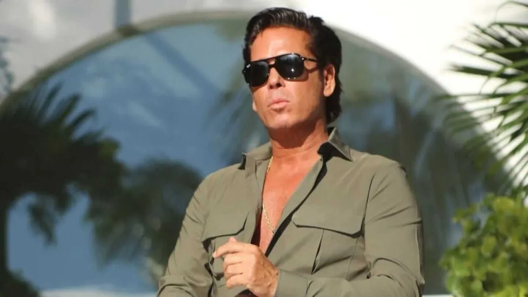 The suspension of Diamante K shows some hotels still ignore Tulum’s crisis Man in sunglasses and tan shirt stands outdoors with palm fronds and a curved building visible behind him