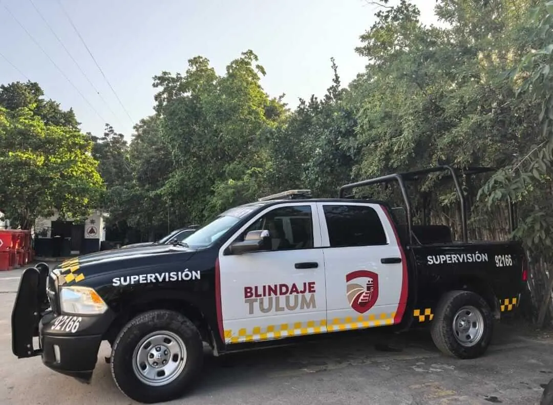 Tulum Authorities Continue Permanent Security Operations Under Blindaje Strategy A black and white pickup truck with "Supervisión" and "Blindaje Tulum" markings parked on a street lined with trees