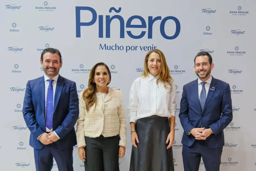 Quintana Roo announces international padel and golf events at FITUR 2026 Four people stand in front of a backdrop with sponsor logos and the word "Piñero