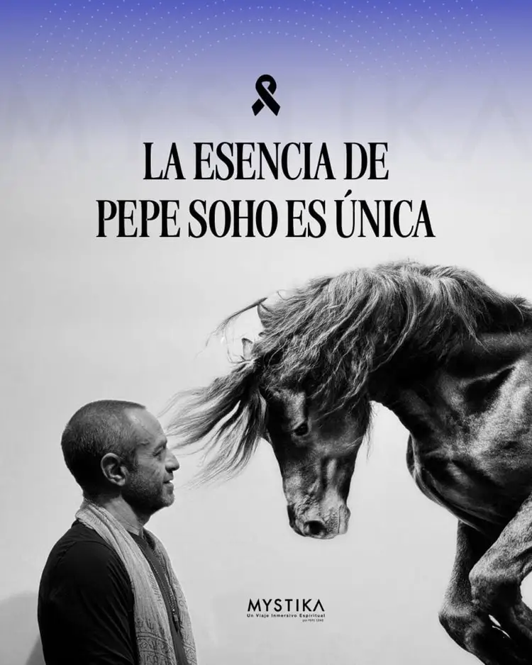 Man in profile facing a horse with its head lowered toward him in black and white photograph with Spanish text overlay Man in profile facing a horse with its head lowered toward him in black and white photograph with Spanish text overlay