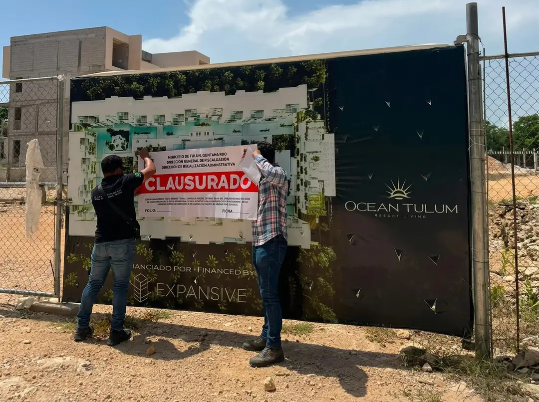 Tulum Authorities Flag Ocean Tulum, the Second Development Warning in Under Two Weeks Two people post a "clausurado" closure notice on a construction site gate for Ocean Tulum development