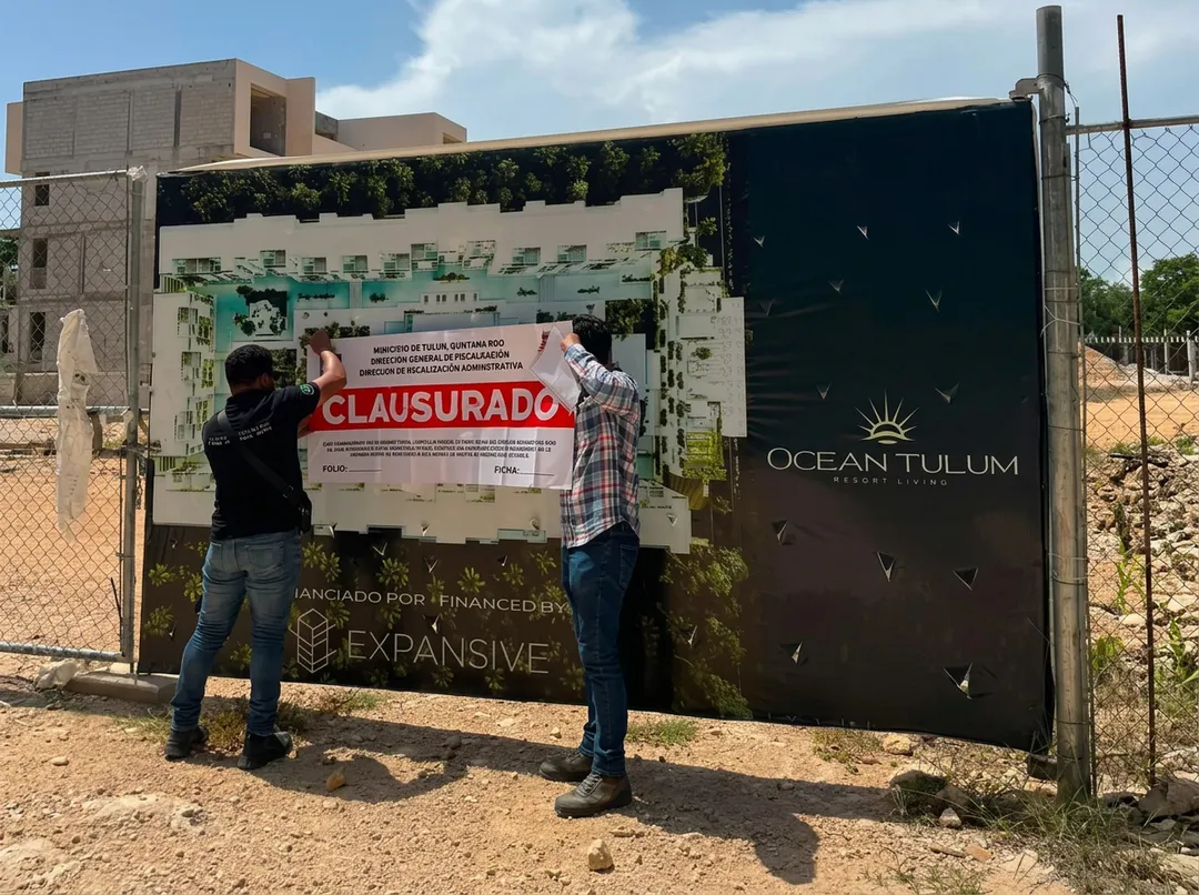 Autoridades de Tulum señalan a Ocean Tulum, la segunda advertencia a un desarrollo en menos de dos semanas Dos personas colocan un aviso de clausura en la reja de la obra del desarrollo Ocean Tulum