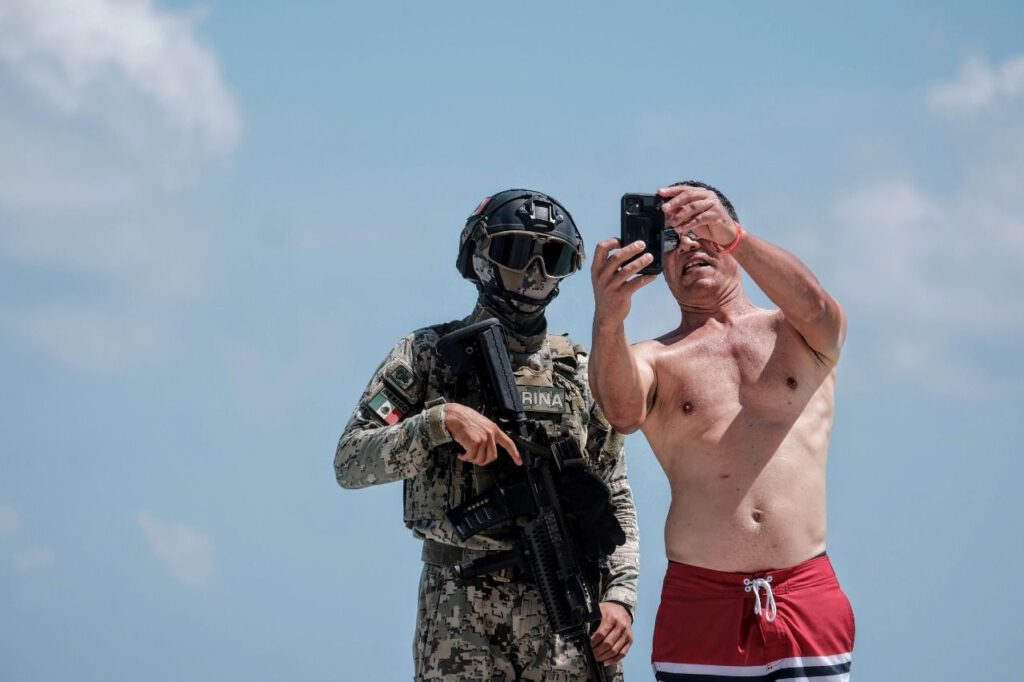 La presencia militar en las playas mexicanas aumenta a medida que aumenta la violencia durante las vacaciones de primavera