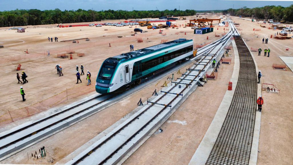 Primer tren del Tren Maya llega a Cancún, allanando el camino para un México moderno