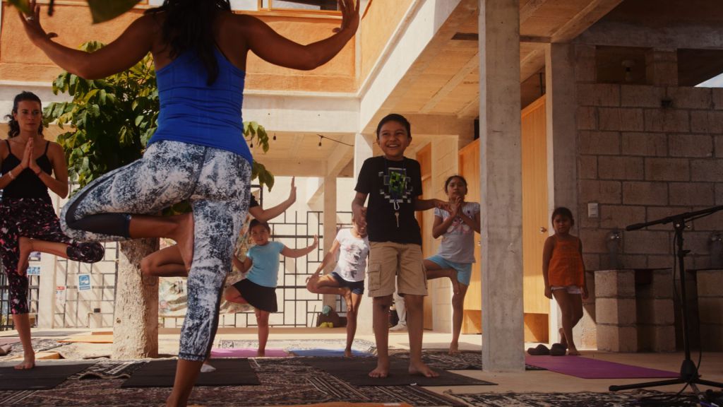 Empleados de hotel en Tulum aprenden sobre protección infantil