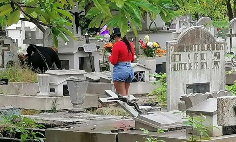 El cementerio de Tulum se prepara para una celebración encantadora